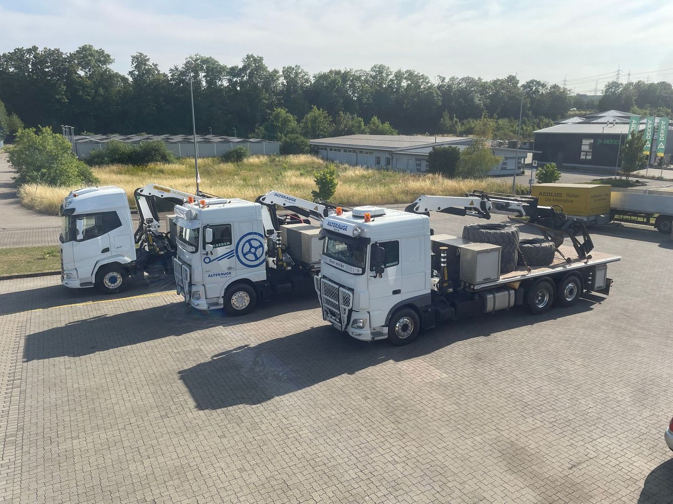 3 voll ausgestattete Montage-LKW mit Kran und Reifenmanipulator zur vollständig autarken Montage von EM- und Großreifen.