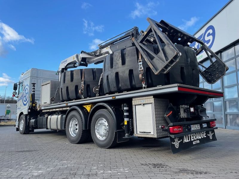 Voll ausgestatteter Montage-LKW mit Kran und Reifenmanipulator zur vollständig autarken Montage von EM- und Großreifen.