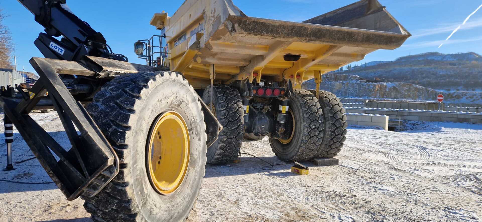 EM Rad eines Muldenkipper in Reifenkralle