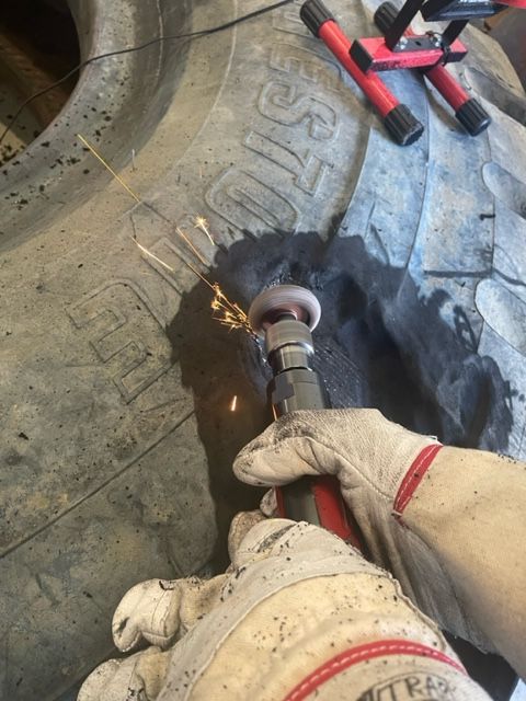 Abrauhen bzw. freilegen einer Verletzung während der Instandsetzung eines EM Reifen