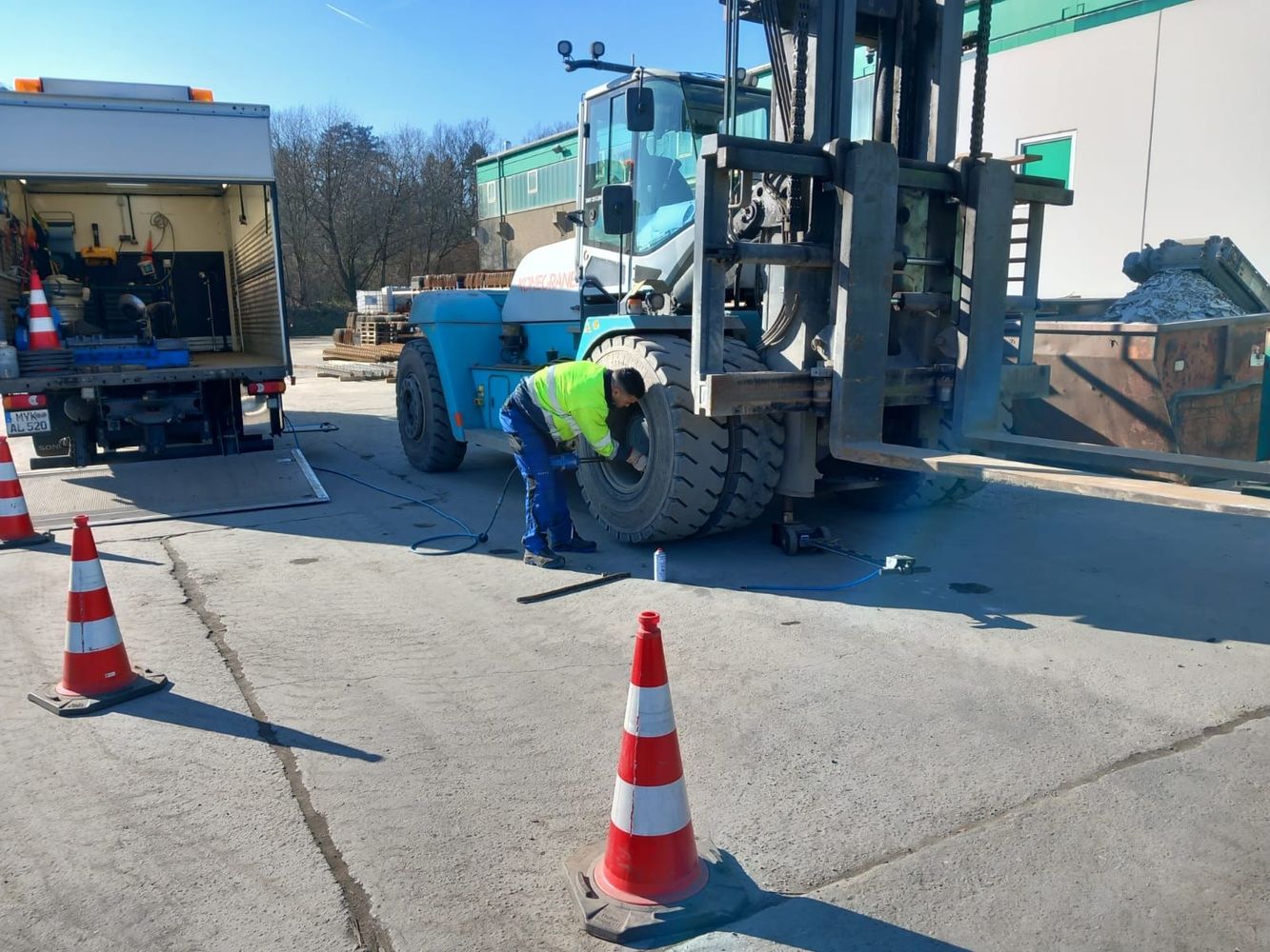 Reifenservice an einem Groß-Gabelstapler vor Ort im Werk beim Kunden