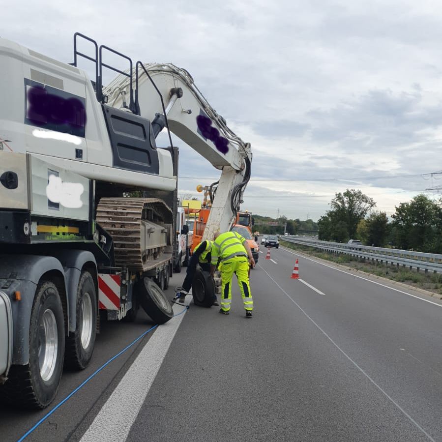24/7 Reifen-Pannenservice für LKW - hier auf einer Autobahn