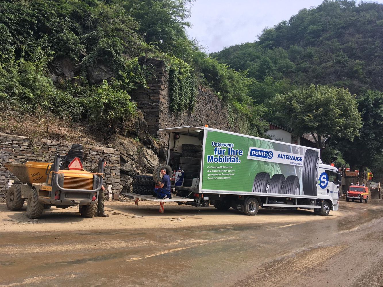Hilfe bei einer Reifenpanne während der Flutkatastrophe im Ahrtal
