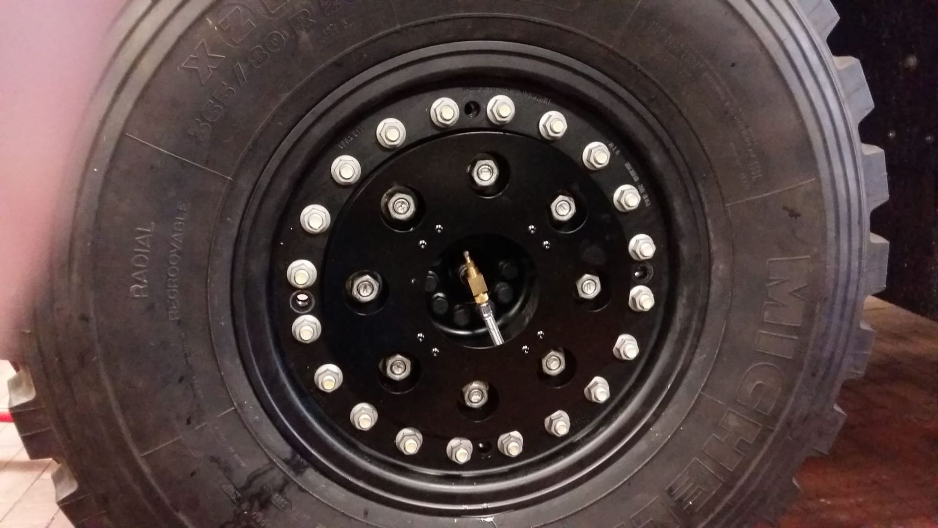 Spezialfelge zur erleichterten Montage eines Reifen am Fahrzeug